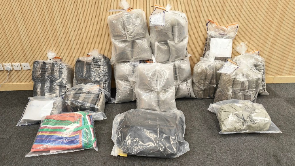 警方展示检获的毒品。