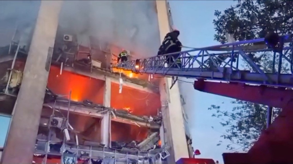消防員在敖德薩伊茲梅爾一座受損建築物救火。 路透社