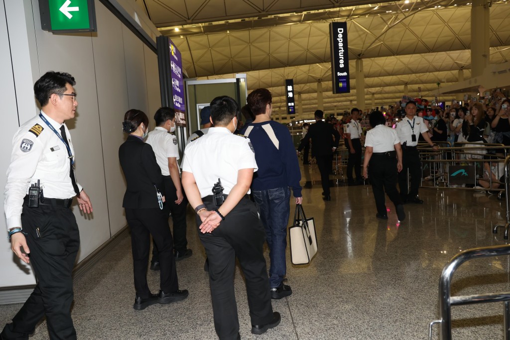 今次机场方面并没有安排两人在VIP通道离境，故Anson Lo与姜涛要在普通离境大堂离开。