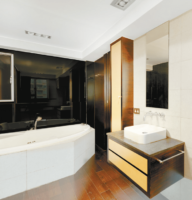 睡房与浴室以墙身区隔，提供按摩浴缸。