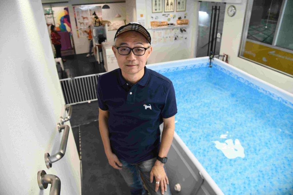 Amiko Aquawalk負責人Eddie Choi，曾在美國考獲犬隻行為及訓練等專業資格，於1年多前創辦這家寵物水療復康中心。