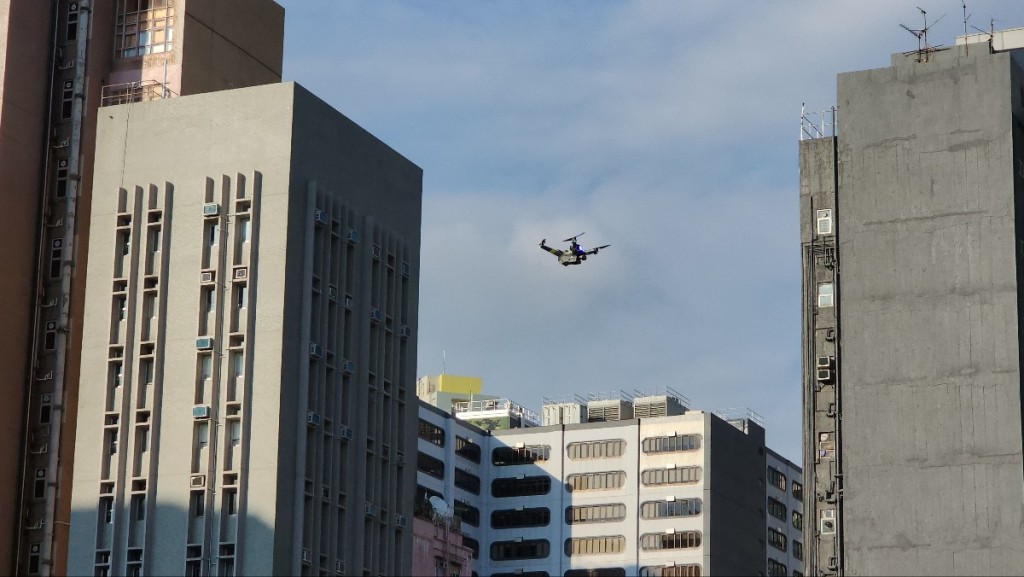 無人機首度試飛範圍覆蓋彌敦道、登打士街、窩打老道及渡船街一帶,合共面積9萬6千平方米,約為13個標準足球場大小 無人機首度試飛範圍覆蓋彌敦道、登打士街、窩打老道及渡船街一帶,合共面積9萬6千平方米,約為13個標準足球場大小