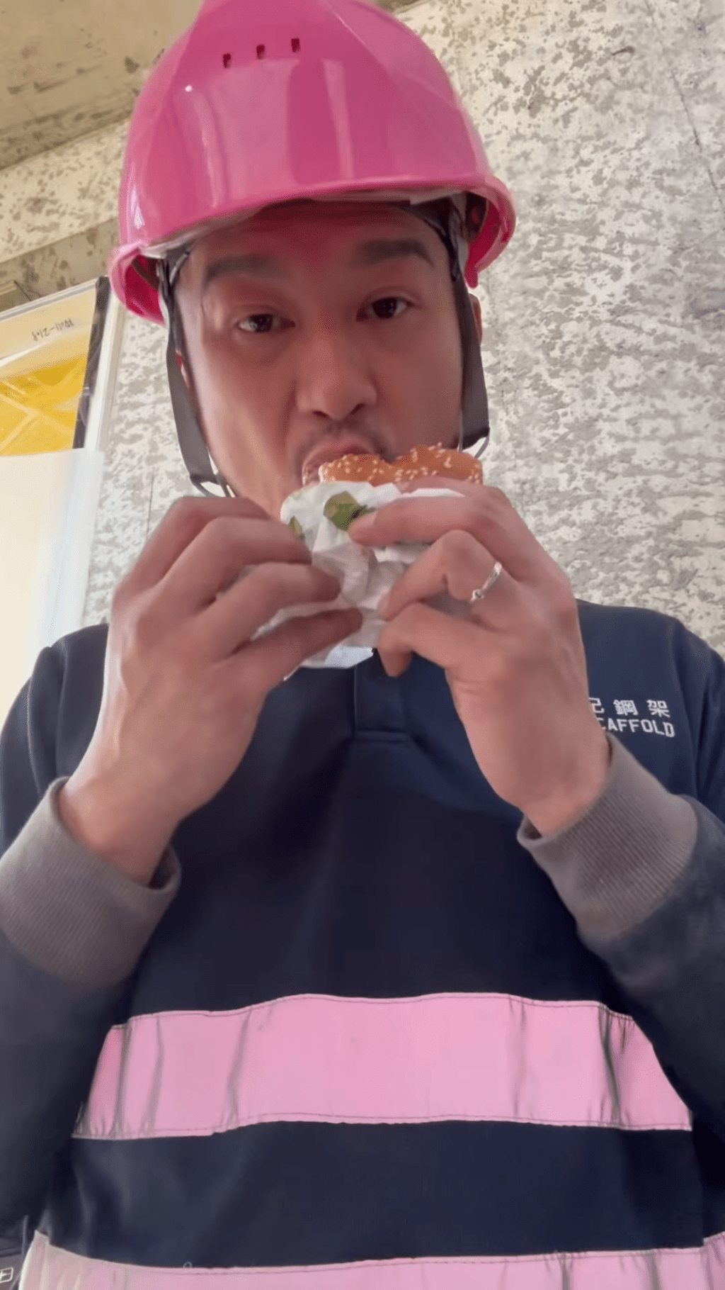 吳浩康食漢堡包。