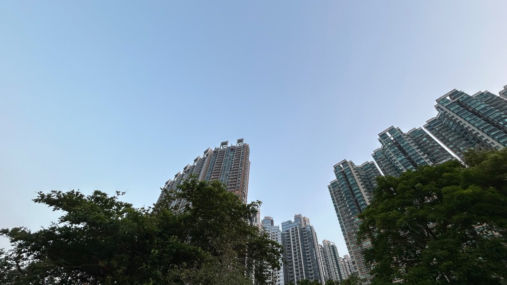 日間極端酷熱,市區最高氣溫約35度,新界再高兩三度。蔡楚輝攝 日間極端酷熱,市區最高氣溫約35度,新界再高兩三度。蔡楚輝攝