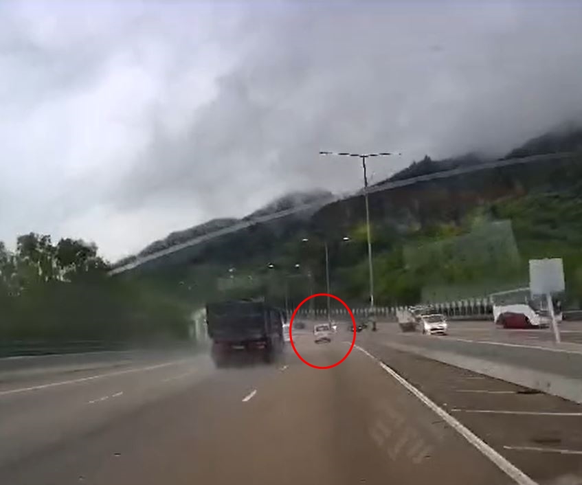 貨Van沿屯門公路行駛。fb香港突發事故報料區影片截圖