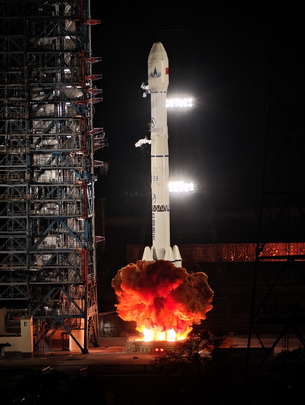 长征三号乙运载火箭,成功将行星探测工程天问二号探测器发射升空。 中新社 长征三号乙运载火箭,成功将行星探测工程天问二号探测器发射升空。 中新社