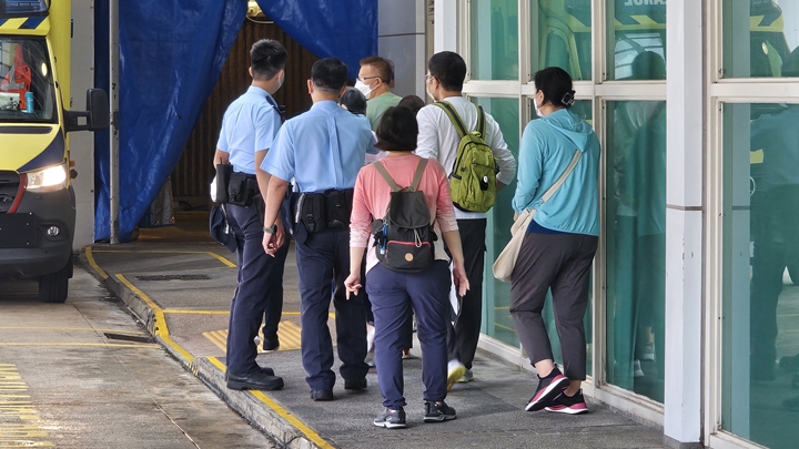 行山漢由直升機送院不治,同行友人在醫院了解事件。