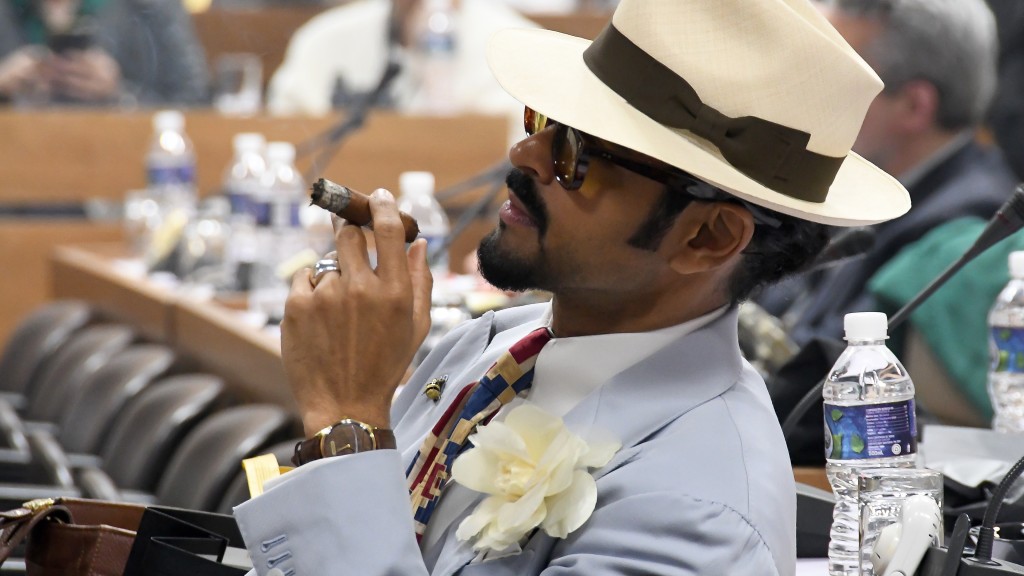 一名男子在古巴國際雪茄節上抽雪茄。 新華社