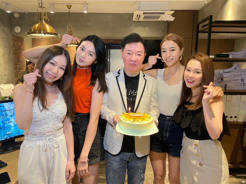 跟老闆合照的女仔組有Karen和BINGO的Carman(關嘉敏)和Odilia(陳康琪)。