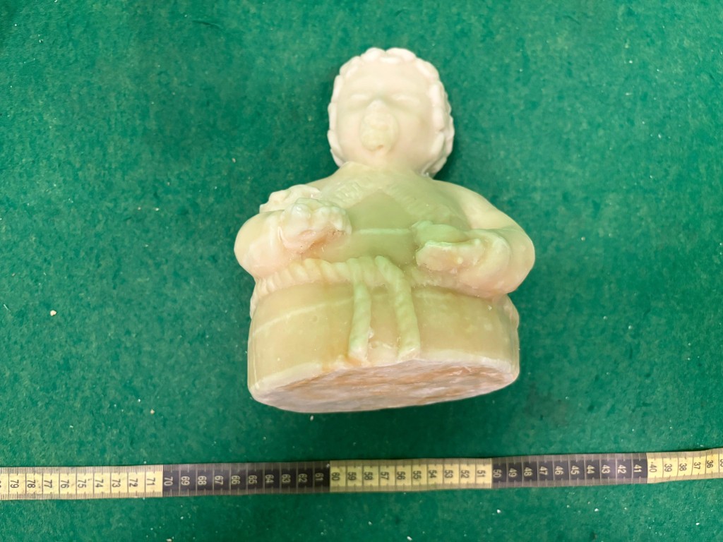 第一宗案件中藏有懷疑可卡因的其中一尊雕像。政府新聞處圖片 第一宗案件中藏有懷疑可卡因的其中一尊雕像。政府新聞處圖片