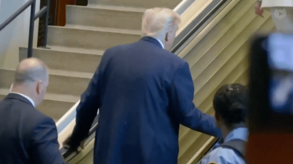 梅拉尼婭不等隨從解圍，自行步上扶梯，特朗普尾隨其後。X@Trump_Fact_News