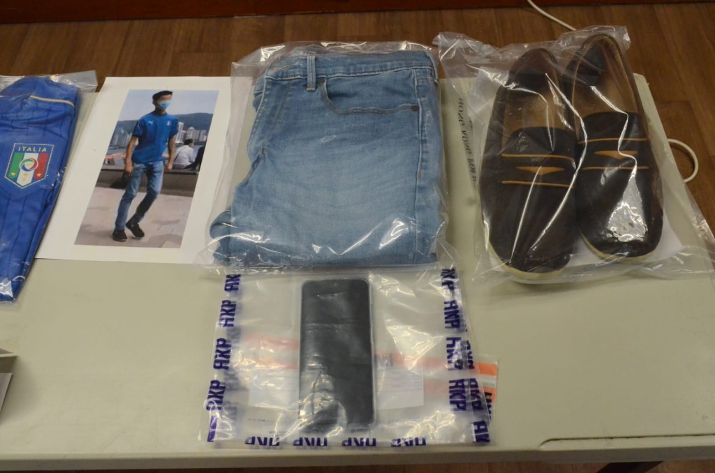 警方展示涉案證物，包括男子身穿衣服。