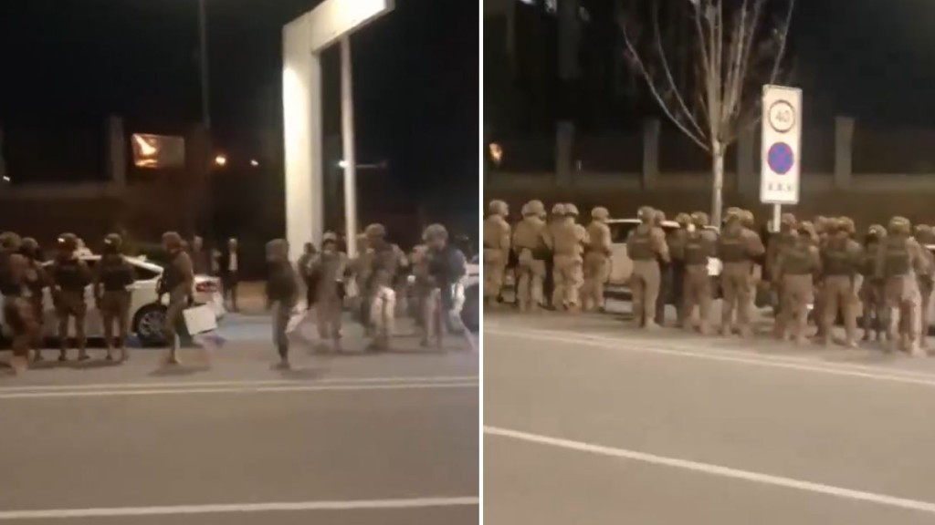 網上流傳的片段顯示,數十名持槍士兵夜間在馬路集結。