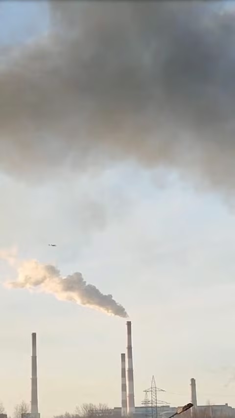 乌克兰无人机袭击俄罗斯炼油设施。美联社