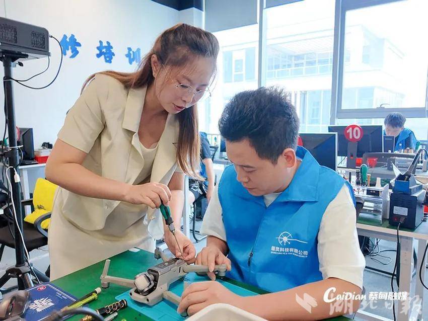 易娟的無人機維修班，希望可以為失業人士提供新出路。湖北日報
