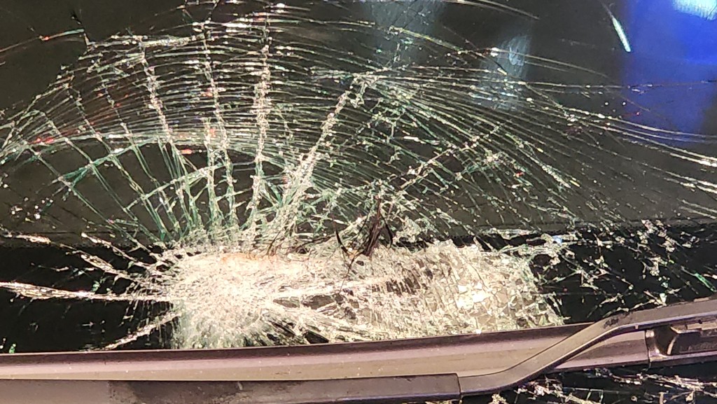 警察私家車擋風玻璃爆裂。黎志偉攝