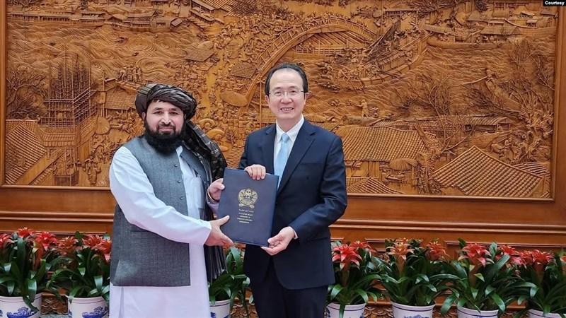 外交部禮賓司長洪磊接受了阿富汗新任駐中大使卡里米的國書副本