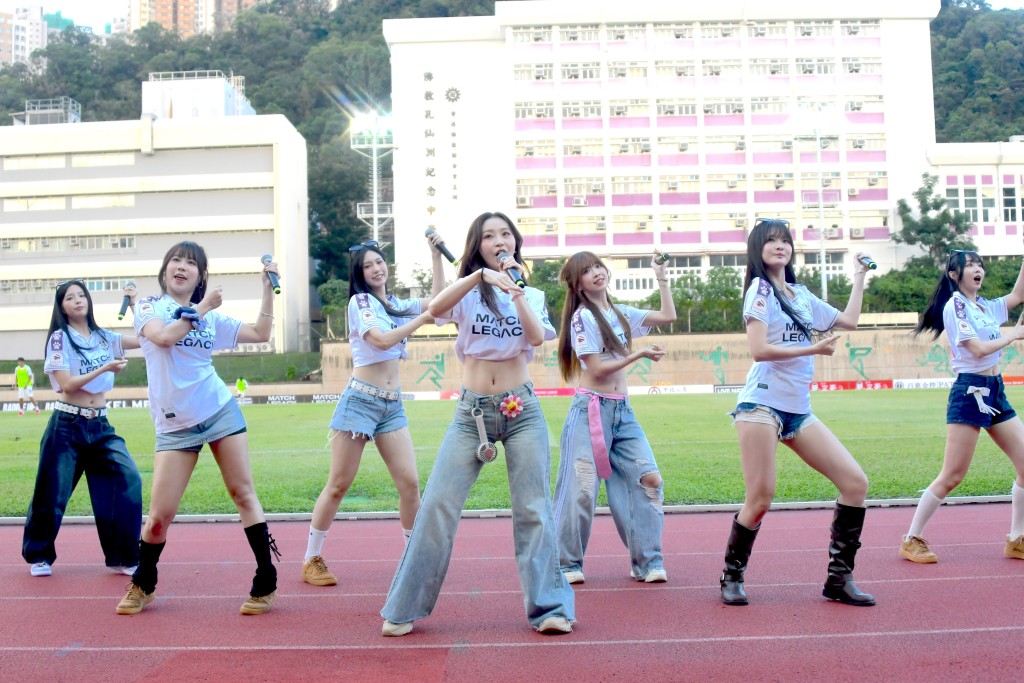 港超升班马“至尊沙田”首场主场赛事邀请了本地女团偶像女生 (Idol Girls, IdG)担任半场表演嘉宾。杨骏尧摄