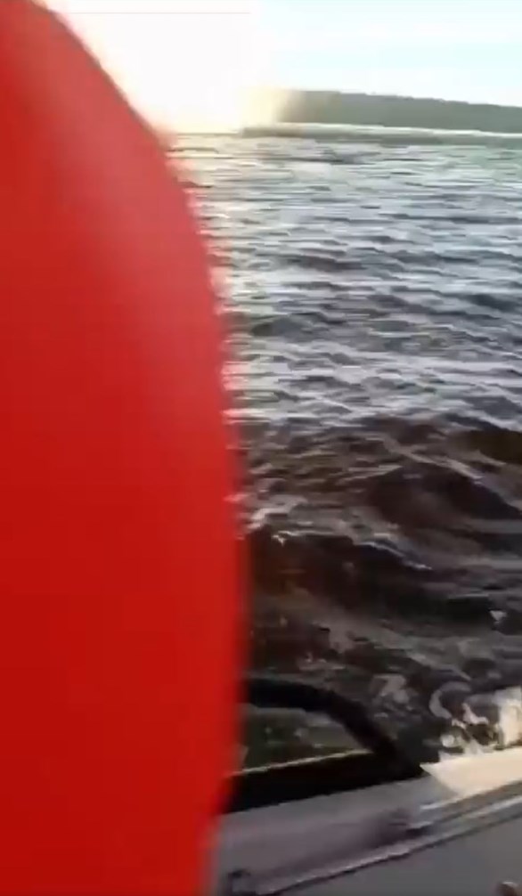 攝影師出海時遇上水龍捲。網上截圖