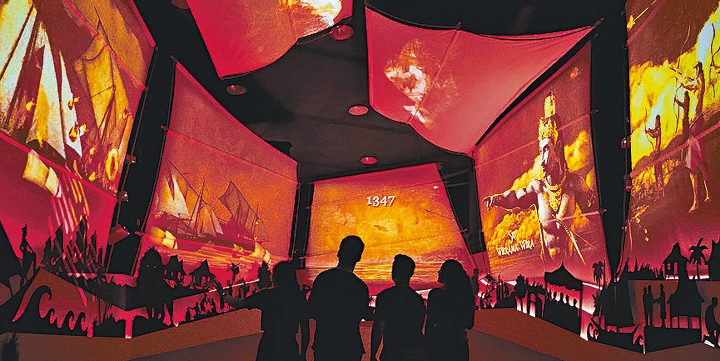 新加坡知新館的上層展廳，以超大型彩色圓拱屏幕介紹獅城的歷史。