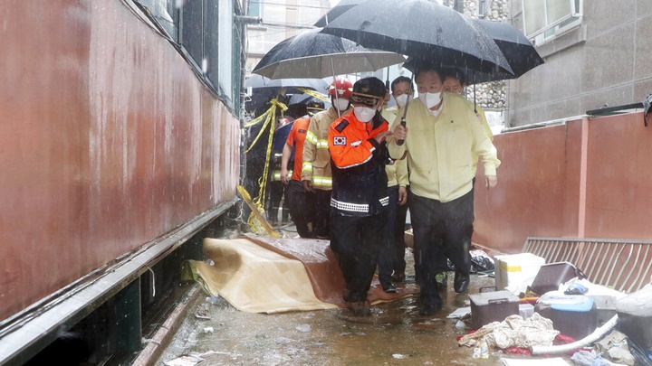 南韓總統尹錫悅(右)親自視察首爾水災災情。AP圖片
