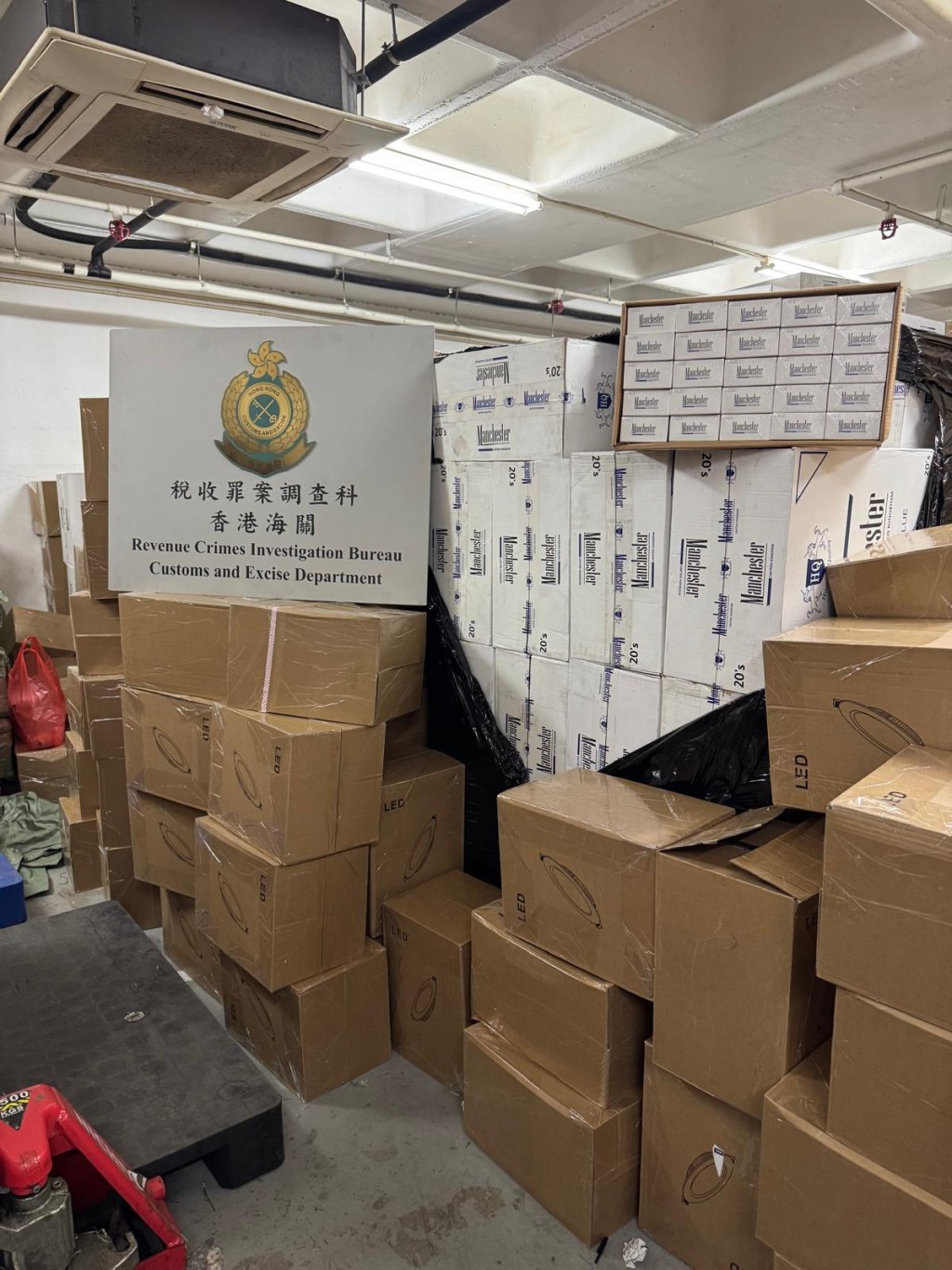 海關搗破的私煙儲存倉庫，面積約1000呎，相信營運大約一個月。海關提供