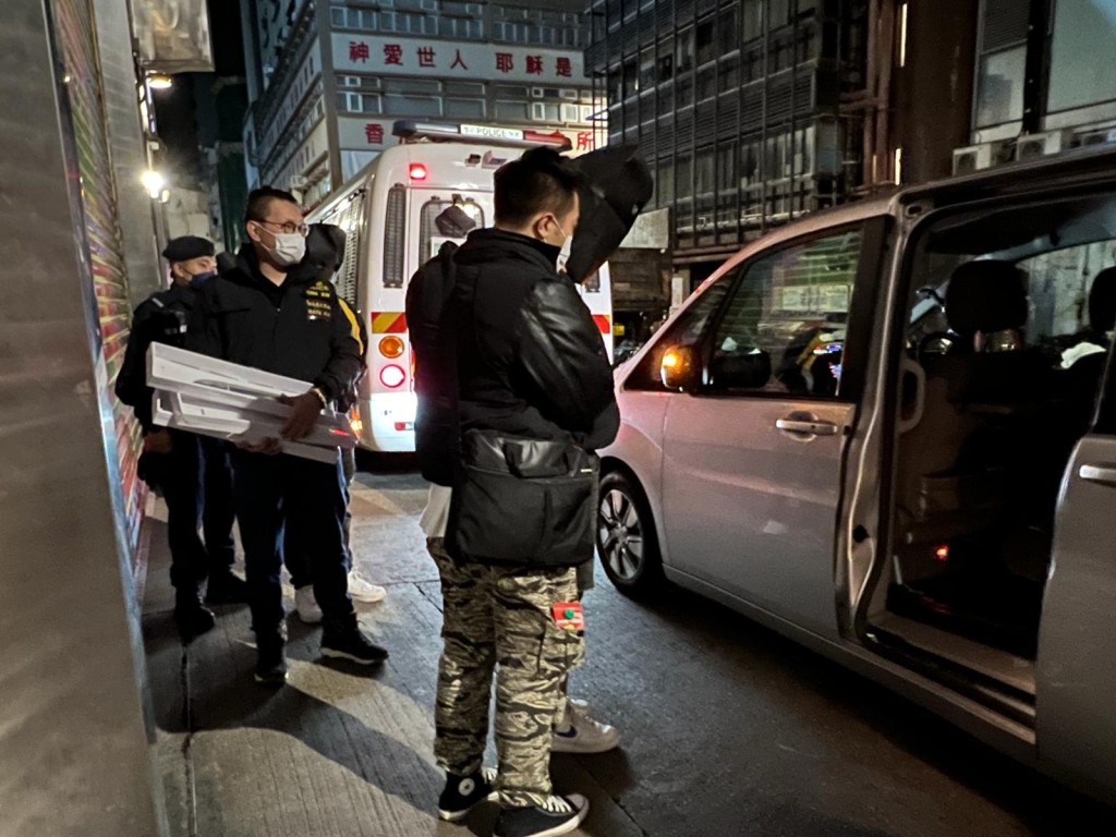 行动中，警方拘捕6名非华裔男子涉嫌「串谋行劫」。警方提供