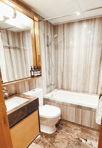 浴室配備浴缸，住戶可隨時浸浴。