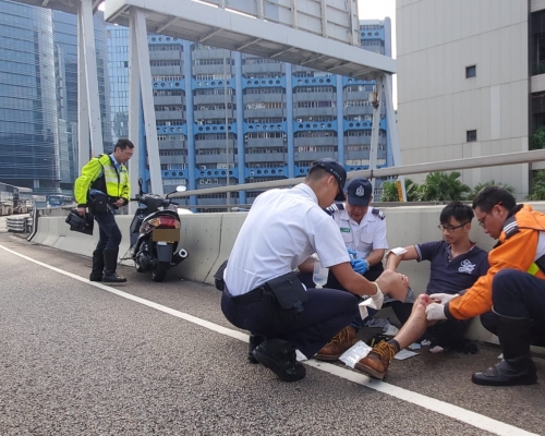 鐵騎士接受治理後送院。 林思明攝