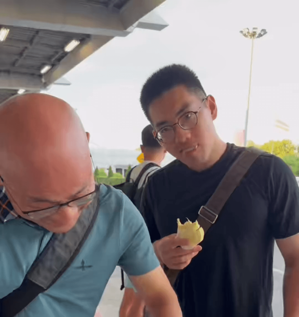 男子帶榴槤上飛機被拒,一家人用10分鐘吃完逾5公斤榴槤。 男子帶榴槤上飛機被拒,一家人用10分鐘吃完逾5公斤榴槤。