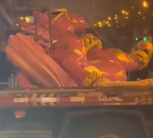 山西有商場因網民惡搞，急急把馬年雕塑換造型。小紅書