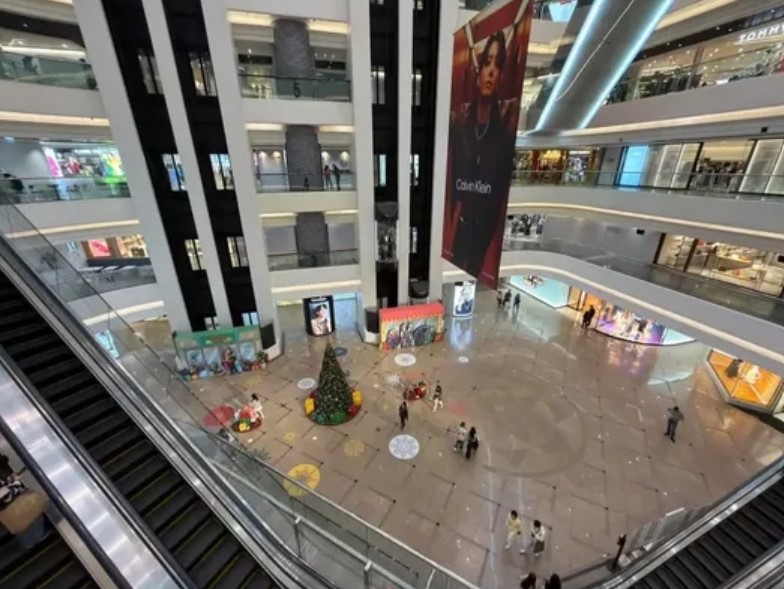 近日銅鑼灣時代廣場的聖誕裝飾引發熱議,「今年銅鑼灣時代廣場聖誕節都唔敢大搞」的話題在本地論壇迅速傳開。 近日銅鑼灣時代廣場的聖誕裝飾引發熱議,「今年銅鑼灣時代廣場聖誕節都唔敢大搞」的話題在本地論壇迅速傳開。