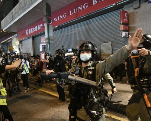 警方驅散人群。