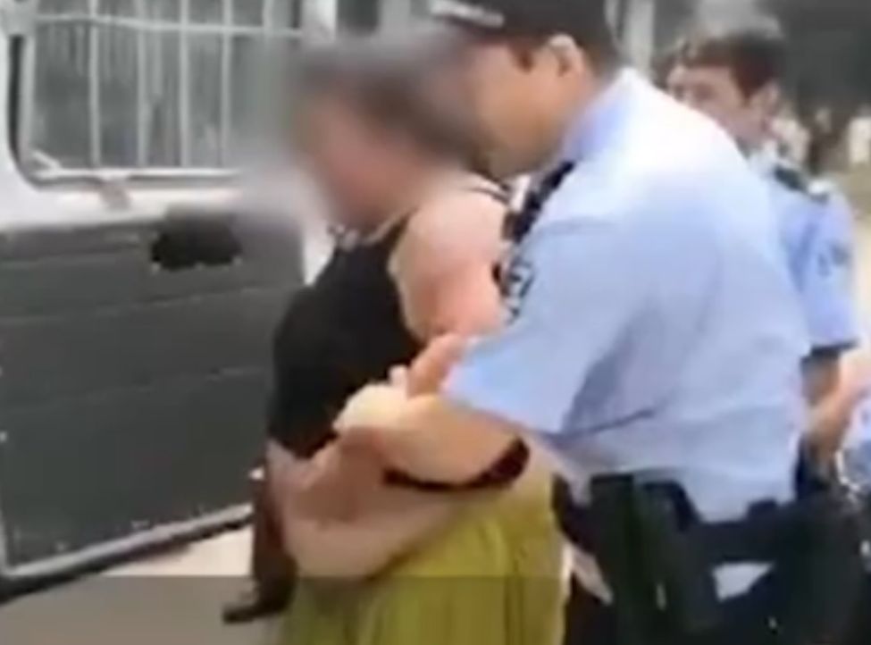 女子被警方拘捕。網圖