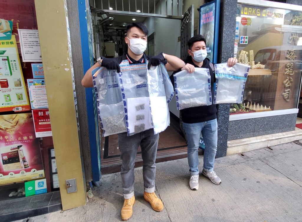 警方搜出毒品。