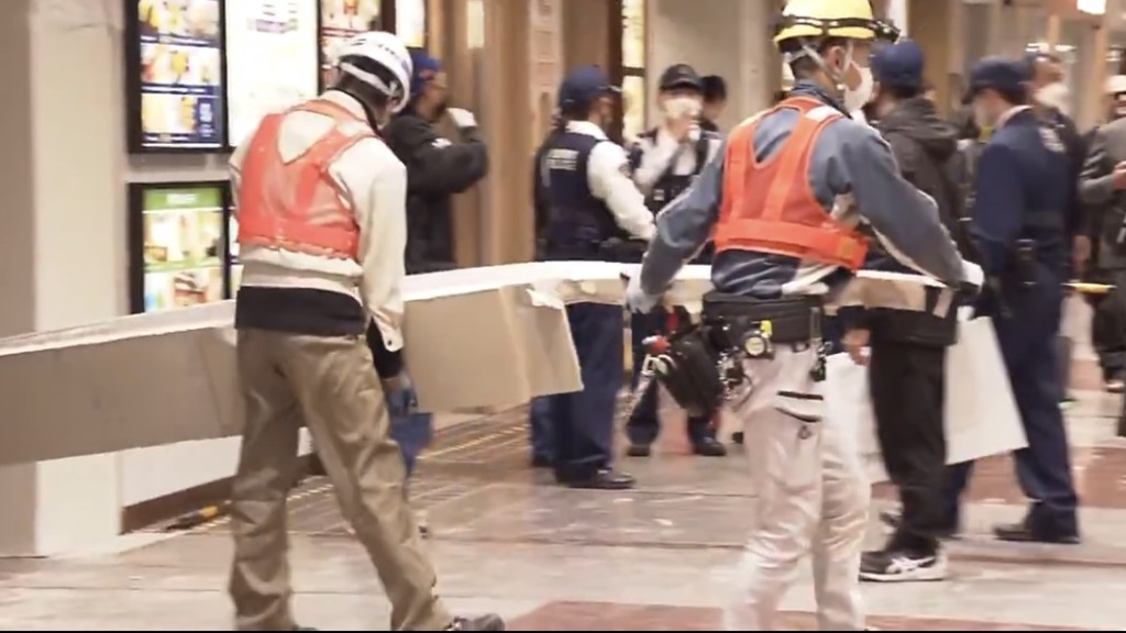 工作人員將天花面板移走。 NHK截圖 工作人員將天花面板移走。 NHK截圖