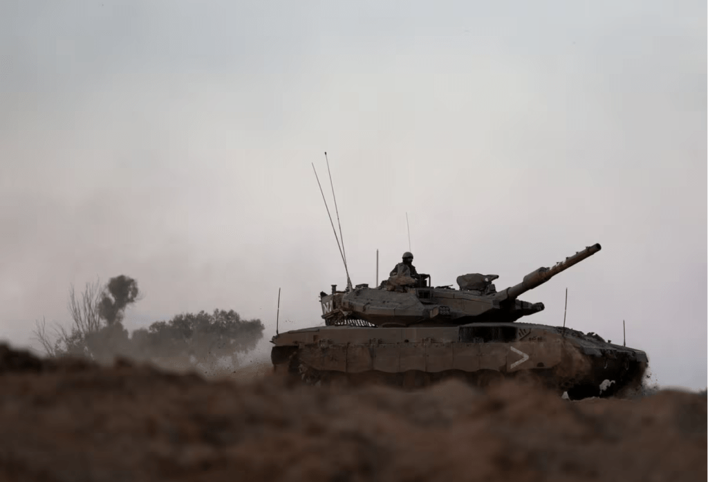 2023 年 11 月 21 日，一輛以免列坦克車在加沙邊境附近進行演習。路透社