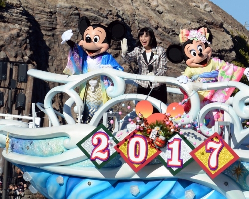 东京迪士尼乐园举行贺新年巡游。新华社