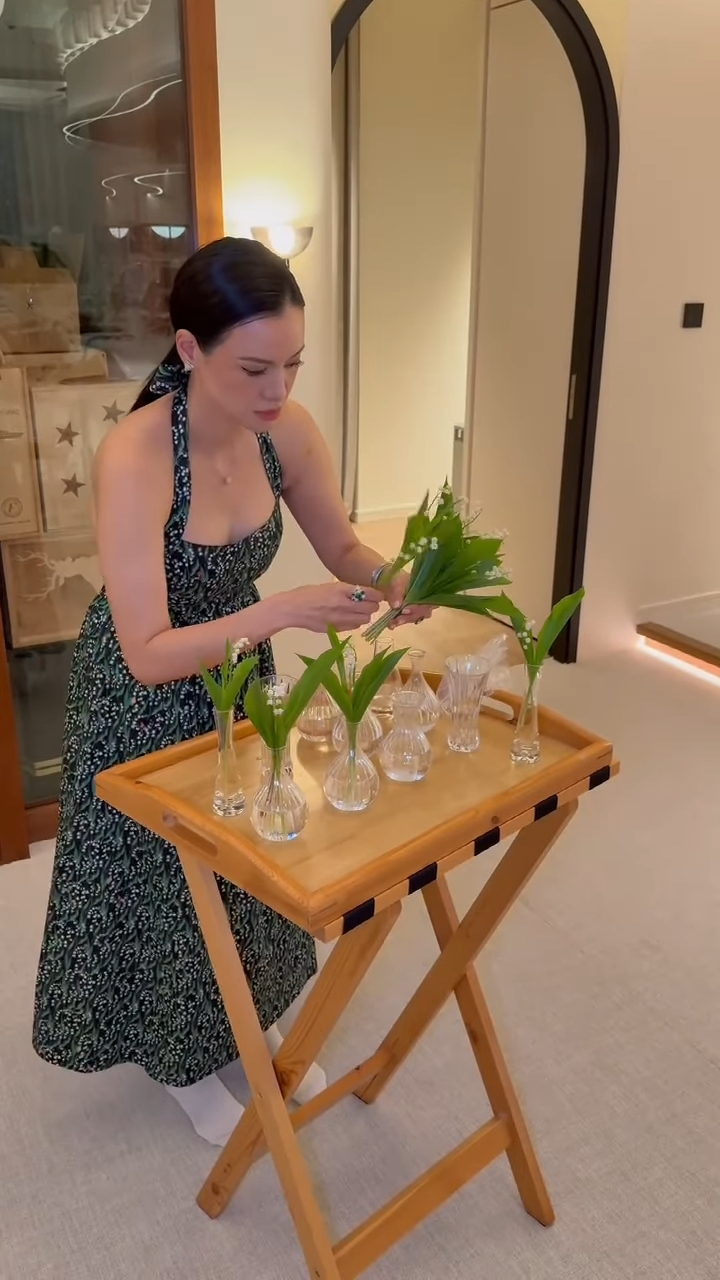 林恬兒向來極具儀式感,親力親為打點。 林恬兒向來極具儀式感,親力親為打點。