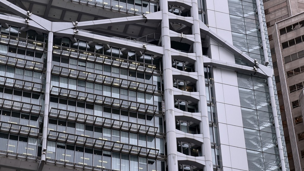 匯豐銀行總部因有懸垂物需封鎖一段路面。徐裕民攝 匯豐銀行總部因有懸垂物需封鎖一段路面。徐裕民攝