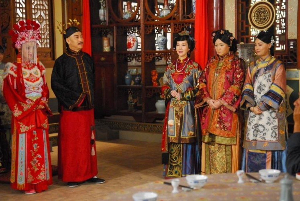 2009年《巾幗梟雄》拍攝期間，傳聞商天娥不滿飾演「四奶奶」的鄧萃雯戲份過重。