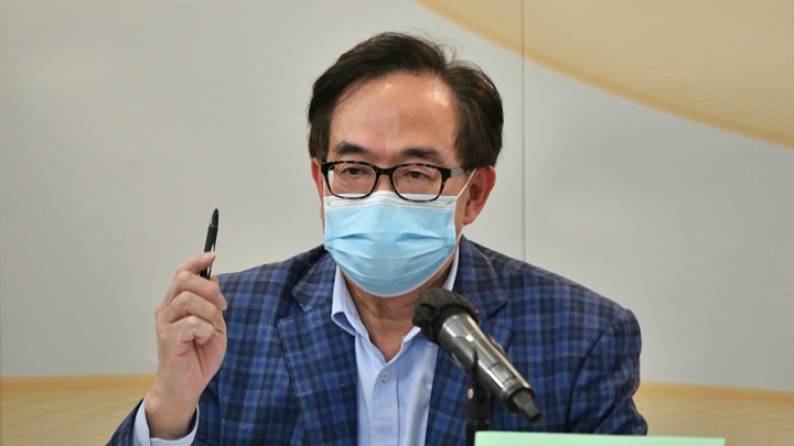 卢伟国宣布以亡妻黄少珍的名义成立奖学金。资料图片