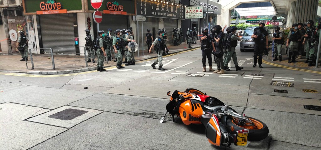 政府譴責有人駕駛電單車,撞向正在附近執勤的警務人員。