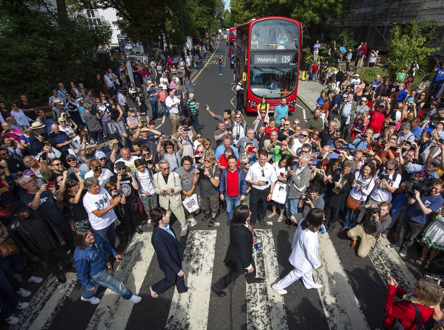 樂迷在相片拍攝地點倫敦艾比路朝聖。AP