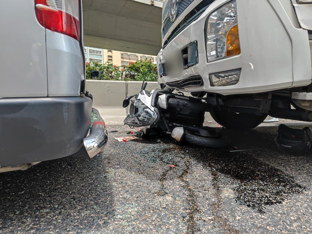 電單車被捲入貨車底。梁國峰攝