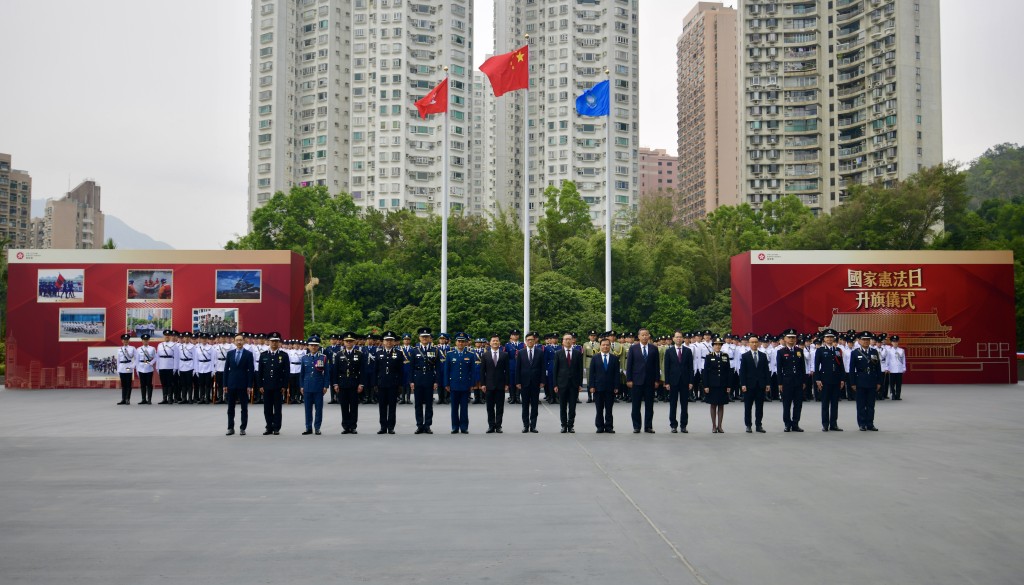 保安局带领纪律部队举行升旗仪式。（欧乐年摄）