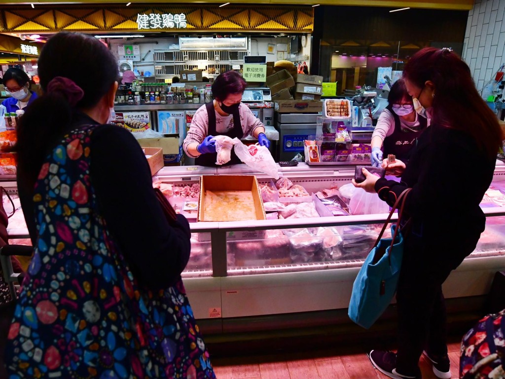 市民到街市買餸。