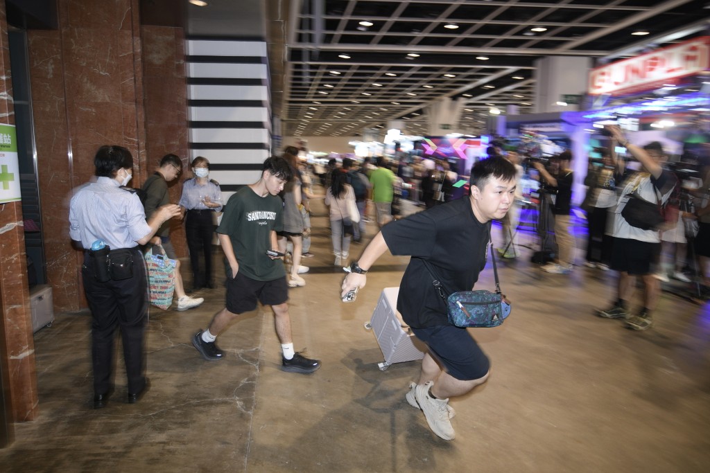 不少巿民入場後即跑到心儀的攤位購物。陳浩元攝