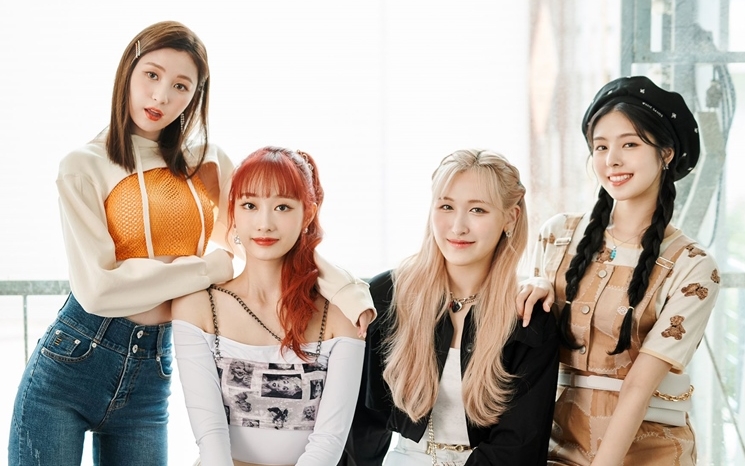 （左起）CHAEHYEON、GINNY、 UJEONG、ERIN

