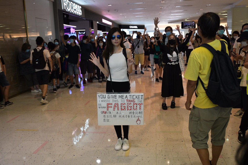 海港城商場內有人群抗議。